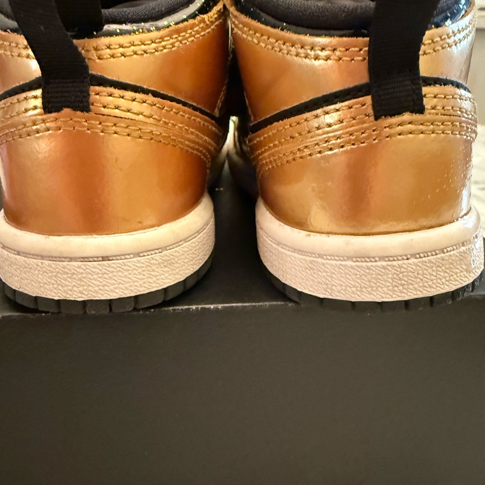 🌟EUC Air Jordan Mid SE Black& Gold Sneakers🌟 - Picture 6 of 8